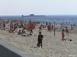 не знаю у нас на парусных яхтах только в одну сторону ходят . да и вообще у нас в море "опасненько" купаться  или от берега куда то отходить))