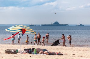 не знаю у нас на парусных яхтах только в одну сторону ходят . да и вообще у нас в море "опасненько" купаться  или от берега куда то отходить))