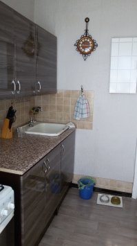 Как старый мебельщик, скажу: Приклейте кромку,иначе столешница доживёт ровно до первого пролитого стакана воды.