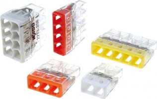 Выбирай, слева - можно провод вытащить, справа - засунул и не вынешь, только ломать