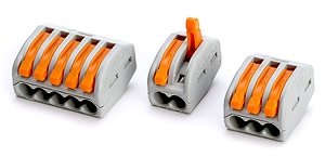 Выбирай, слева - можно провод вытащить, справа - засунул и не вынешь, только ломать