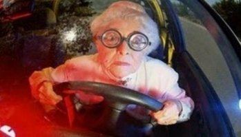 Бабушка прокатила внука на снегокате, приаязав его к автомобилю