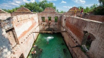 напомнило Парамоновские склады в Ростове-на-Дону