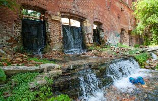 напомнило Парамоновские склады в Ростове-на-Дону