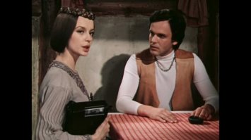 Помните, в фильме "31 июня", главные герои захавали по таблетке, и у них состоялся такой диалог:
- А что мы сейчас съели?
- Это была курица с горошком.
- Целая курица?
- Целая.