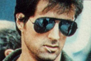 Ты решил ко мне лезть,а ну иди сюда!  В Австралии агрессивный кенгуру напал на автомобиль