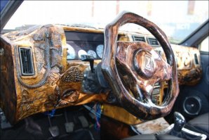 Чувак сделал аж два варианта отделки салона 99-ой: для лево и для правостороннего движения! Уважуха!!!