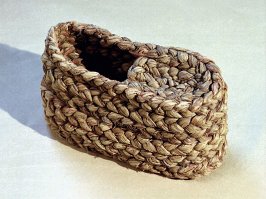 Эти ещё более-менее "модные". А были ещё и такие из соломы и бумаги...