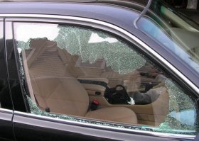 Триплексовые стекла (принцип изготовления, как у лобовых)... Такие стекла в дверях Меренов чаще всего можно увидеть