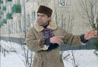 В Бийске упавший с крыши лед раздавил автомобиль ВАЗ