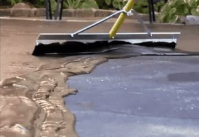 Кто знает что за материал? Я бы себе перед домом бы поктытие так восстановил. А то бетон подраскрашивается, а тут монолитно. У меня в гараже подобная штука сделана, но она для внутренних помещений и стоит кучеряво.