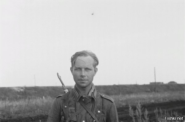 Рядовой вермахта Франц Грассер (Franz Grasser, 26.03.1911   13.11.1944). На момент съемки служил в 167-й пехотной дивизии, приданной 2-й танковой дивизии СС  Дас Райх . Автор многих пейзажных и портретных фотографий сделанных в войну в Советском Союзе. До войны Франц Грассер работал профессиональным фотографом в Мюнхене. Попал в плен в ходе Ясско-Кишиневской операции в августе 44-го, умер в плену под Новороссийском. Дата съемки 1943 год.