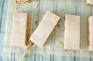 Забыли песочное пирожное с повидлом, глазированное сверху помадкой