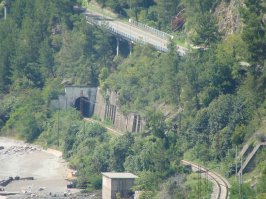 Красиво, сколько труда стоила эта красота? Кстати, в Абхазии тоже есть немало красивых мест на ж/д.