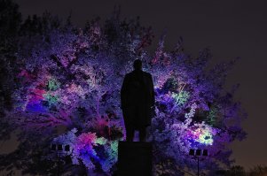 А это моё.
Измайловский парк, Москва. За Ильичом установили цветодинамическую подсветку, из-за чего статуя начала напоминать галюциногенные трипы