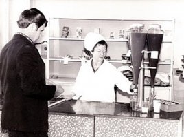 В детстве обожал томатный сок из таких конусов.  СтОял вроде 10 копеек. Для томатного сока стоял стакан с солью и баночка с водой, в которой была чайная ложка.