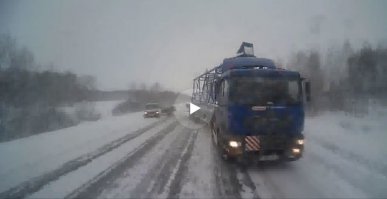 У Сканиа в данном случае вращение рулем ничего не решает - видно, что она в любом случае с жутким скрежетом пойдет по касательной к МАН.
Он не выворачивал на встречку, как МАН, а был выдавлен физикой. Потому я так категоричен, что именно МАН виновен, а не Сканиа об которую убился человек, не Ивеко и не Нива неудачно стоящая.
Точка зрения ментов в данном случае "кто первый тот и виновен" мне претит. Ивеко никоим образом не влиял на на такое дурное поведение водителя МАНа.