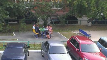 Тут много но. Это не детская площадка. Столик, видимо, для доминошников поставили. Детей на картинке не видно. Может эти люди при появлении детей испарятся. Мусор вокруг не валяется. Ну сидят, пивко по-тихонечку на свежем воздухе трескают. Я не защищаю. Пост понятен, у самого двое детей. Но в данной ситуации все выглядит чинно и спокойно.