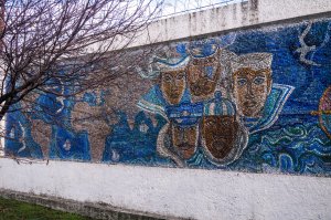 Советские мозайки действительно порой очень хороши. Жаль что восстанавливать их не кому, у нас поголовно закрашивают, завешивают керамогранитом, или просто тупо штукатурят. Жаль...