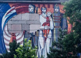 Советские мозайки действительно порой очень хороши. Жаль что восстанавливать их не кому, у нас поголовно закрашивают, завешивают керамогранитом, или просто тупо штукатурят. Жаль...