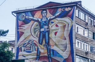 Советские мозайки действительно порой очень хороши. Жаль что восстанавливать их не кому, у нас поголовно закрашивают, завешивают керамогранитом, или просто тупо штукатурят. Жаль...