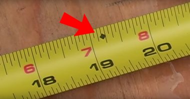 А что это за рулетка? 
Она ведь не метрическая. Красная и чёрная шкала одинаковые. Между соседними цифрами (и вверху и внизу) по 16 делений.