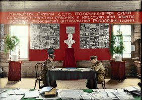 Чего до кота докопались?Ну нет и нет,чаво каждый раз акцентировать.А вотна этой фоте с красным переборщили и фигуры как на аппликации приклеенные,малость размыть края.И всё ж думаю,что чёрно-белые лучше.