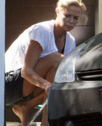 сначала подумал, что у Шарлиз заниженная приора
вот реально похожа)))