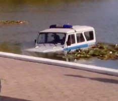 Голосом Дроздова: "Неподалёку, в засаде притаился злейший хищник, охотящийся на морских цыган, морской мент".