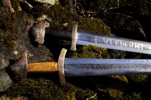 О, Тюр, где берут таких высокомерных неучей. Где тут сказано, что дешёвый сакс снёс голову? А вообще саксы были и такими, если ты не в курсе (до 90 см). Про мечи можешь почитать у меня же, многое узнаешь.



Зачем вылезать в каменты, да ещё так неумеючи, чтобы опозориться? Это удалось, вот клейма, "мифические", может ещё про Пассау не написал тов. Корнуэлл? Где же вас берут таких, "знатоков", спесивых, неграмотных и лезущих давать советы тем, кому они не нужны, я почти на равных говорю с историками. специализирующимися по средневековью.