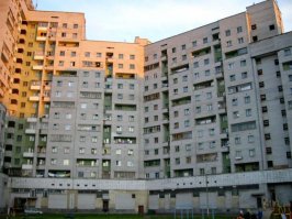 Простите, но как-то скуповато, на мой взгляд об этом городе сказано. Я в Северодвинске был всего две недели, но впечатлений на долгие года нахватал. Особенно меня поразили люди. Такие простые, безхитростные, но при этом чрезвычайно интеллигентные и гостеприимные. Разумеется с 1993-го года много воды утекло, но воспоминания об этих днях никуда не денешь. Еще меня поразил один дом, почти на берегу Белого моря. Этот дом тоже по-сути достопримечательность этого города. Что бы найти в нем нужную квартиру, приходится ни мало потрудиться. Все дело в том, что войдя в него в первый подъезд, можно выйти из последнего, а квартиры в нем многоуровневые. Для меня - праня из провинции, это было настоящим шоком. Осложнялось все еще и тем, что освещение в коридорах и переходах напроч отсутствовало. Однако, выйдя из него, я был удивлен еще одним... Направившись к морю, я увидел мужчину на берегу, который как ни в чем не бывало раздевался. Раздевшись, он спокойно вошел в воду и поплыл... А на дворе, была середина сентября...