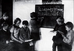 Прочиталось "Религия - дураман д.о.л.п.о.й.о.п.о.в".  Подумал, как странно раньше слово "д.о.л.б.о.ё.б.ы" писали.