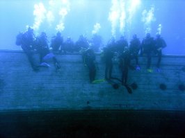 Была свежая яхта! 
Я второй, справа.