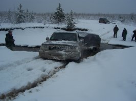 съездили на рыбалку - я на уазике выскочил, а крузак встал