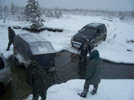 съездили на рыбалку - я на уазике выскочил, а крузак встал