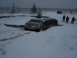 съездили на рыбалку - я на уазике выскочил, а крузак встал