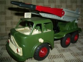 Еще такая была цацка. Реально стреляла ракетами от взведённой пружины. Можно было расставить солдатиков, технику и "прицельно" херачить по ним