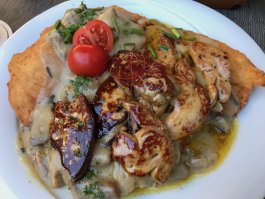 Гусиная печень на гриле с лангос в Венгрии