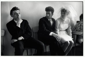 Слева мужик с ехидцой:
-А я что-то знаю
Жених:
-И что же?
Невеста:
-Лядь, ведь выпьет, точно проболтается,ска!