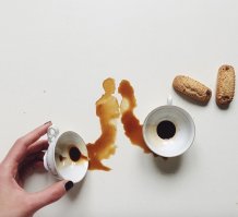 Иллюстратор создаёт забавные картинки с помощью кофейных пятен