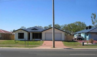 Здесь столб совершенно не мешает. Думаю дом строили после столба.