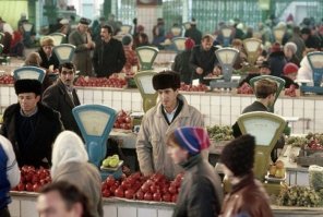 Простые калужские дачники продают собственовырощенные помидорчики.