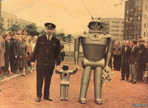 Борис Василенко, победитель первого Всесоюзного конкурса роботов, 1960 е годы, Калининград, СССР 

... с женой и сыном.