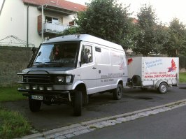 Из моей фотоколекции. Человек собирает эндуро из БМВ 80-90-х годов, гоняет на них полупрофессионально ( Германия ). В Россию тоже заглядывают. У них много чего как спортивное оборудование допускается, без права использования на дорогах общего пользования, т.е. гонять по частным полям и лесам можно.
