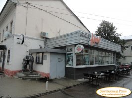 Я не знаю,что там было в 70-е,когда фильм снимали,но в 80-е это было кафе "Ассоль",в 90-е там сбоку было окошечко,где пиво на разлив продавали,а сейчас там просто магазин. Ну а эту пивную сделали уже в другом месте.