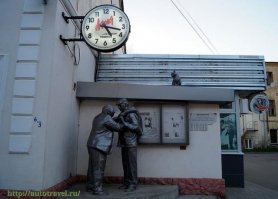 Я не знаю,что там было в 70-е,когда фильм снимали,но в 80-е это было кафе "Ассоль",в 90-е там сбоку было окошечко,где пиво на разлив продавали,а сейчас там просто магазин. Ну а эту пивную сделали уже в другом месте.