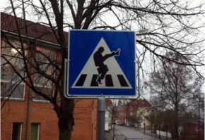 Вообще Первое апреля напоминает , переход для шутников. Типа это единственная в Мире зебра где Разрешено переходить кривляясь и дурачась))

И типа 1 апреля когда ВСЕ должны друг друга подкалывать, дурачиться, веселиться))
Если у человека есть чувство юмора он по настроению так "отшутит" со смеху лопнешь, если его нет то никаким указом его не пробудить.