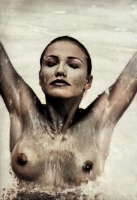 Кэмерон Диас в бассейне. Забытая фотосессия