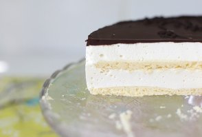 Мой любимый. Но только по ГОСТу, на двух тонких коржах. У меня мама, хоть и на пенсии, работает на оборонке, так там "по конверсии" делают офигенное "Птичье молоко". Получается урвать иногда. Даже сосед, шеф-повар, часто просит достать или себе, или в ресторан:) При этом я к тортам равнодушен. Птичка или Полет.