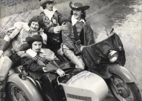 Опять скрипит потёртый мотоцикл...